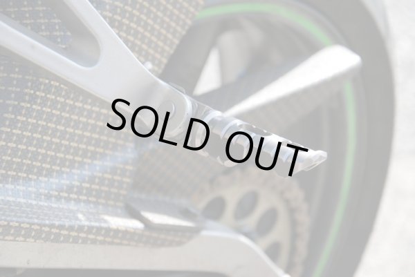 画像4: G-moto製 G-moto刻印入 アルミ製 ステップ リア タンデム ガンメタ Kawasaki用 (4)